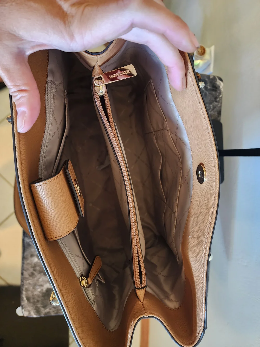 Michael Kors SOFIA Signature Logo Tote in Vanilla/Acorn
